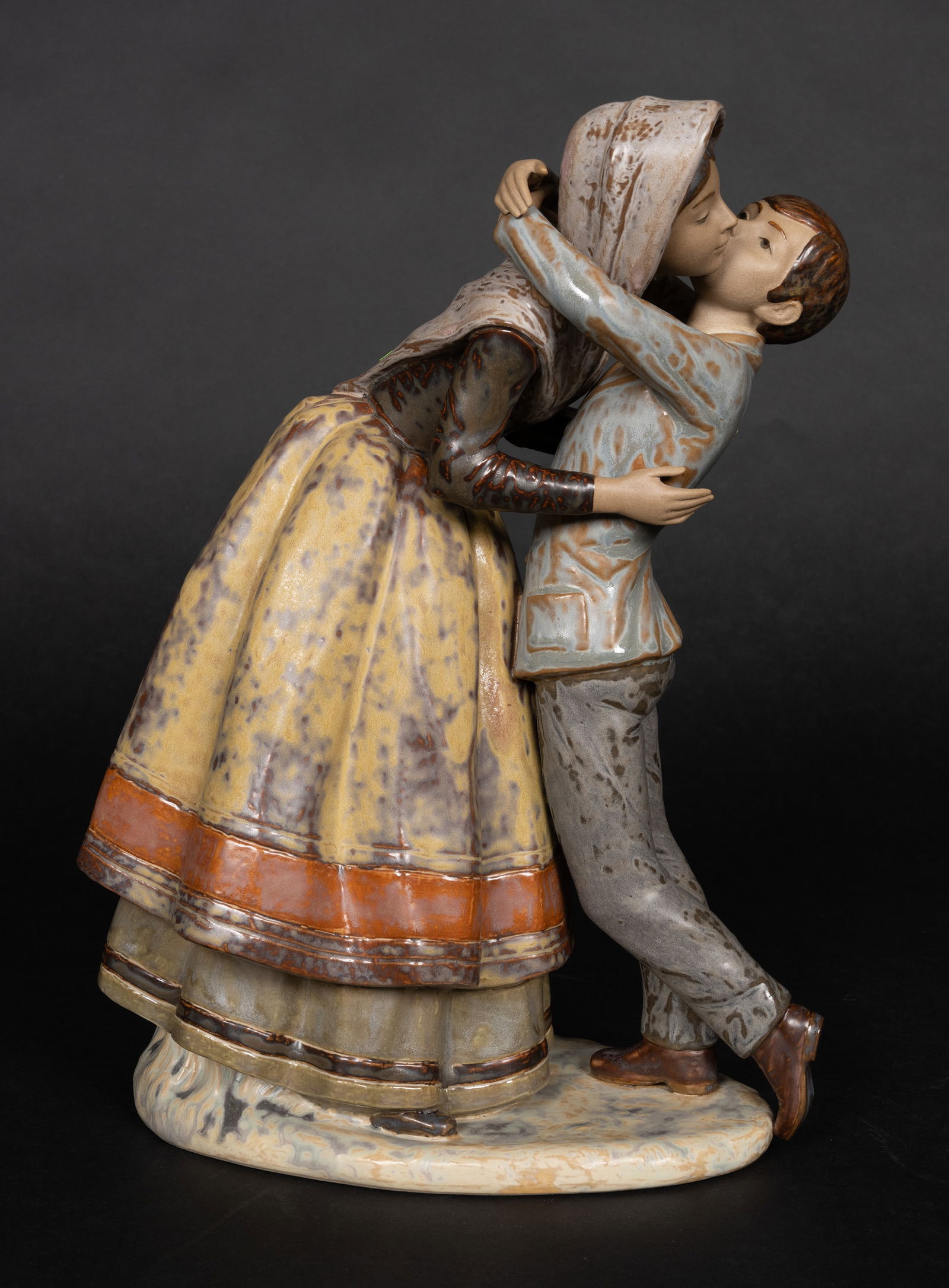 Lladro "Kissing Mother" Porcelain Sculpture 1012115 (1 of 6)