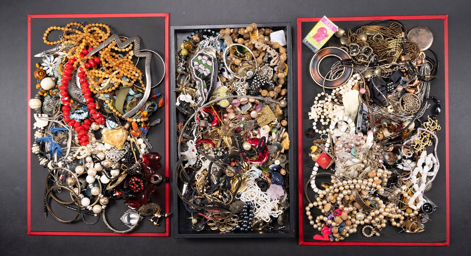 Large Unsearched Costume Jewelry Lot: Large Costume Jewelry Unsearched Lot May Comprising Necklaces Bangles Pins Brooches Earrings Bracelets etc Some Items May Need Repair While Some Will Not We Cannot Answer Questions Pertaining to a Sin