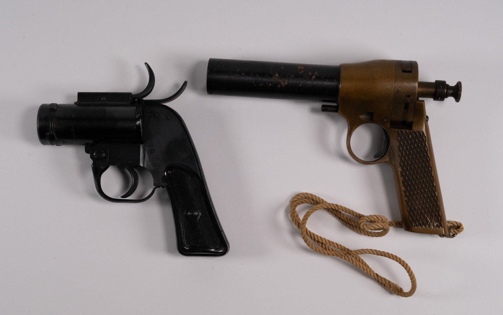 WWII US/British Flare Gun Lot Parachute and Signal Flares: WW2 US/British Flare Gun Lot Parachute and Signal Flares consisting (1x) H&R Signal Pistol marked at the barrel top " Harrington & Richardson Arms Company Worcester Mass U.S.A, Patent Pending " marked