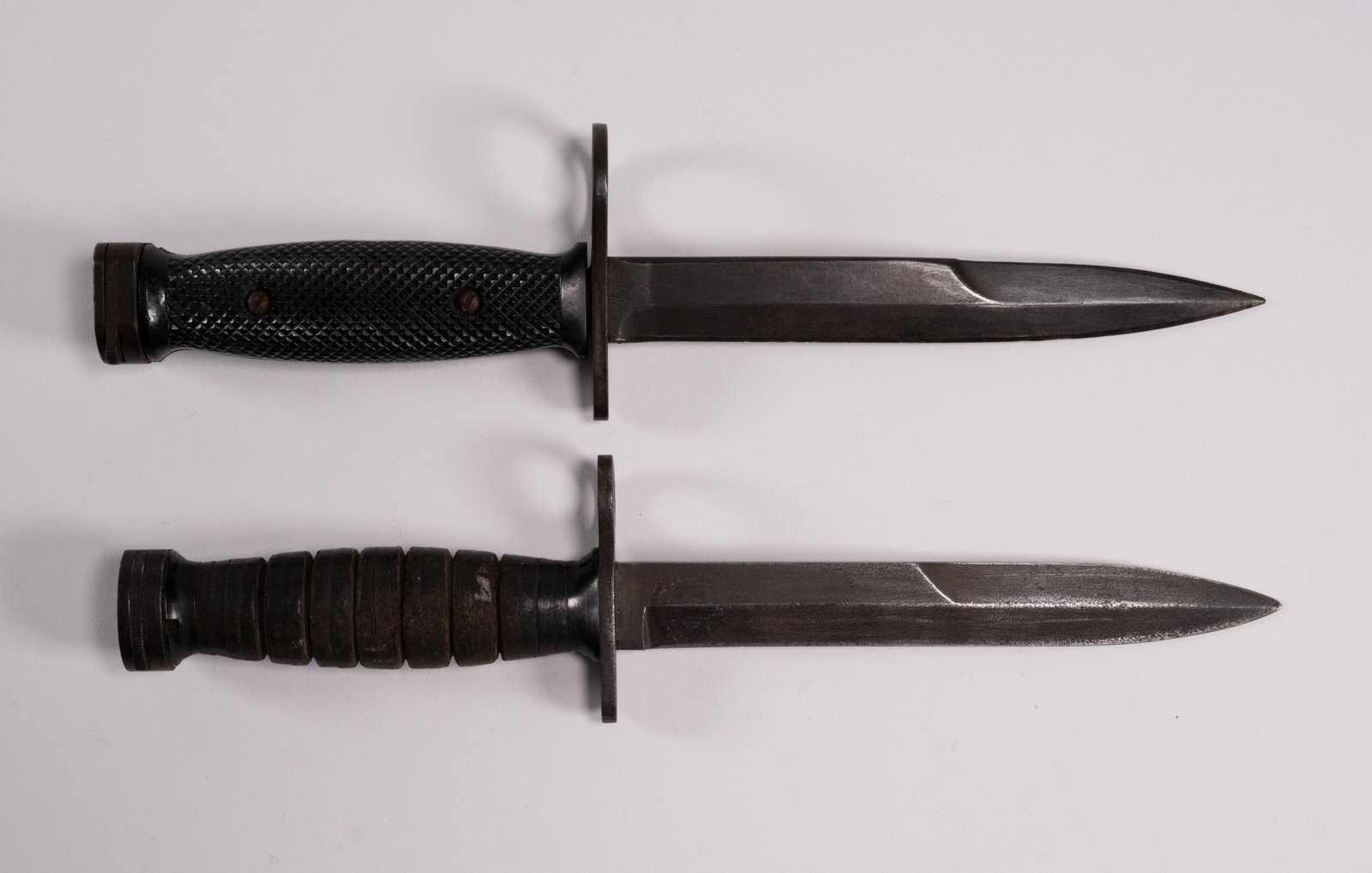 US Military M4 M7 Series Bayonet Group Lot: US Military M Rifle Carbine Series Knife Bayonets Lot (1x) United States Army M4 Bayonet. Marker marked on cross guard U.S. M4 Imperial and the ordnance ?bomb? mark Blade has minimal wear and appears 