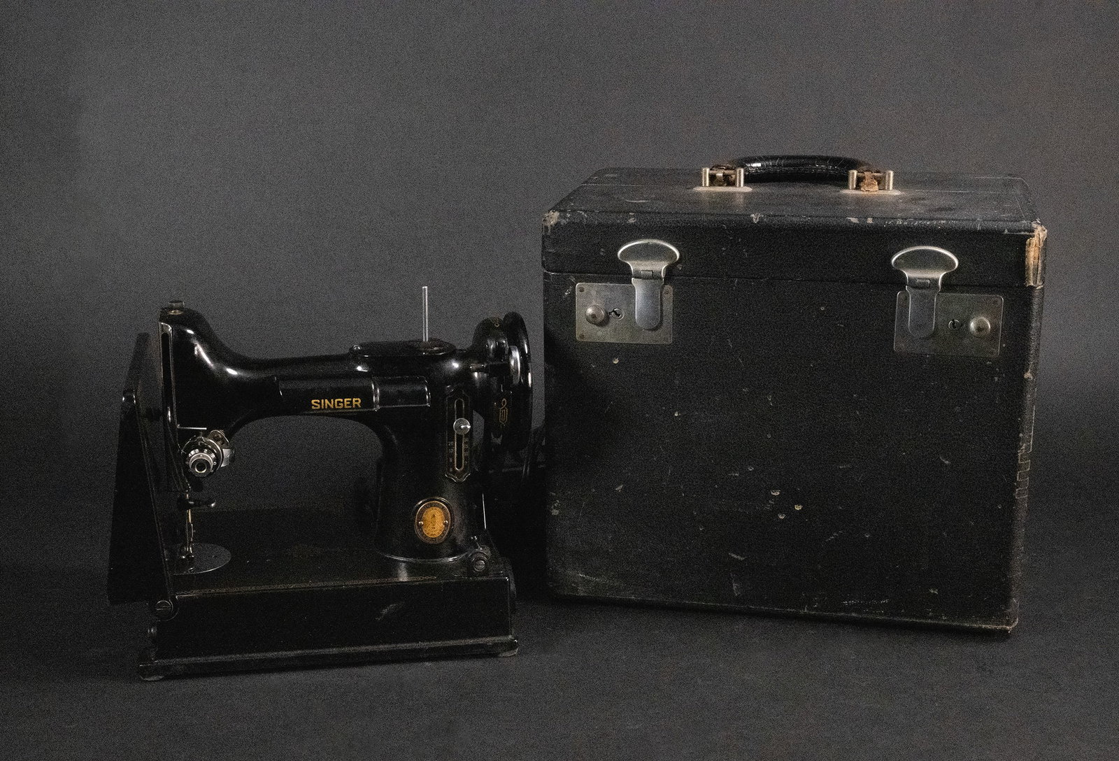 Vintage Singer 221 Featherweight Sewing Machine in Case Centennial Edition 1951 (1 of 10)