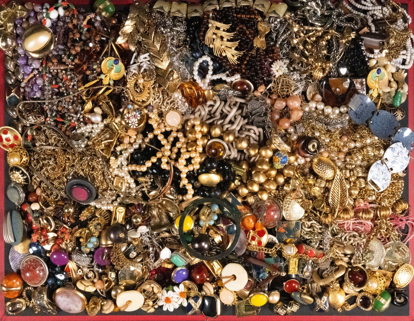 Unsearched Costume Jewelry Lot: Large Costume Jewelry Unsearched Lot May Comprising Necklaces Bracelets Bangles Rings Pins Brooches Earrings Cufflinks Women's Costume etc Some Items May Need Repair While Some Will Not We Cannot Answ