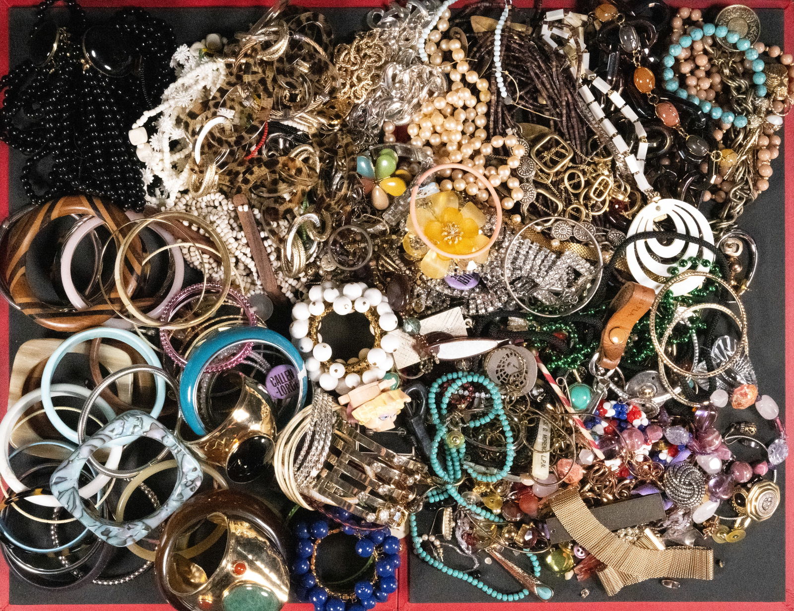 Unsearched Costume Jewelry Lot: Large Costume Jewelry Unsearched Lot May Comprising Necklaces Bracelets Bangles Rings Pins Brooches Earrings Cufflinks Women's Costume etc Some Items May Need Repair While Some Will Not We Cannot Answ