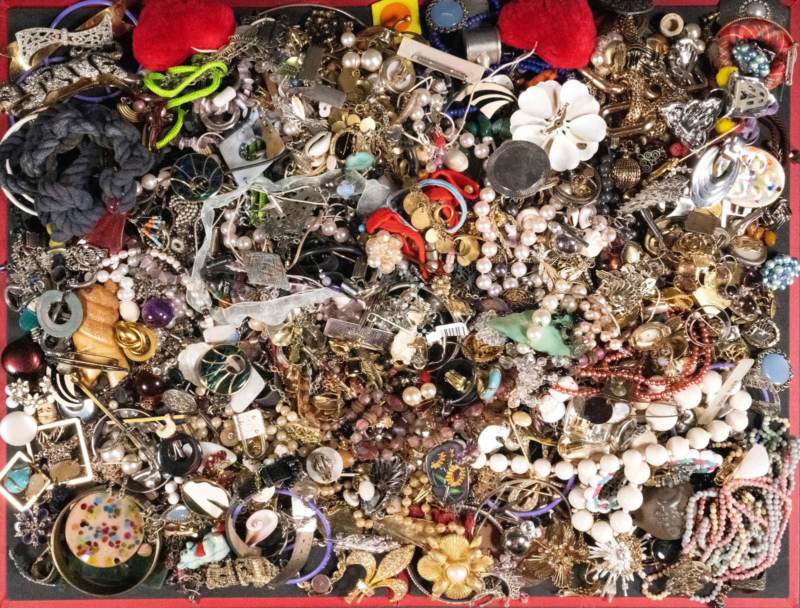 Unsearched Costume Jewelry Lot: Large Costume Jewelry Unsearched Lot May Comprising Necklaces Bracelets Bangles Rings Pins Brooches Earrings Cufflinks Women's Costume etc Some Items May Need Repair While Some Will Not We Cannot Answ