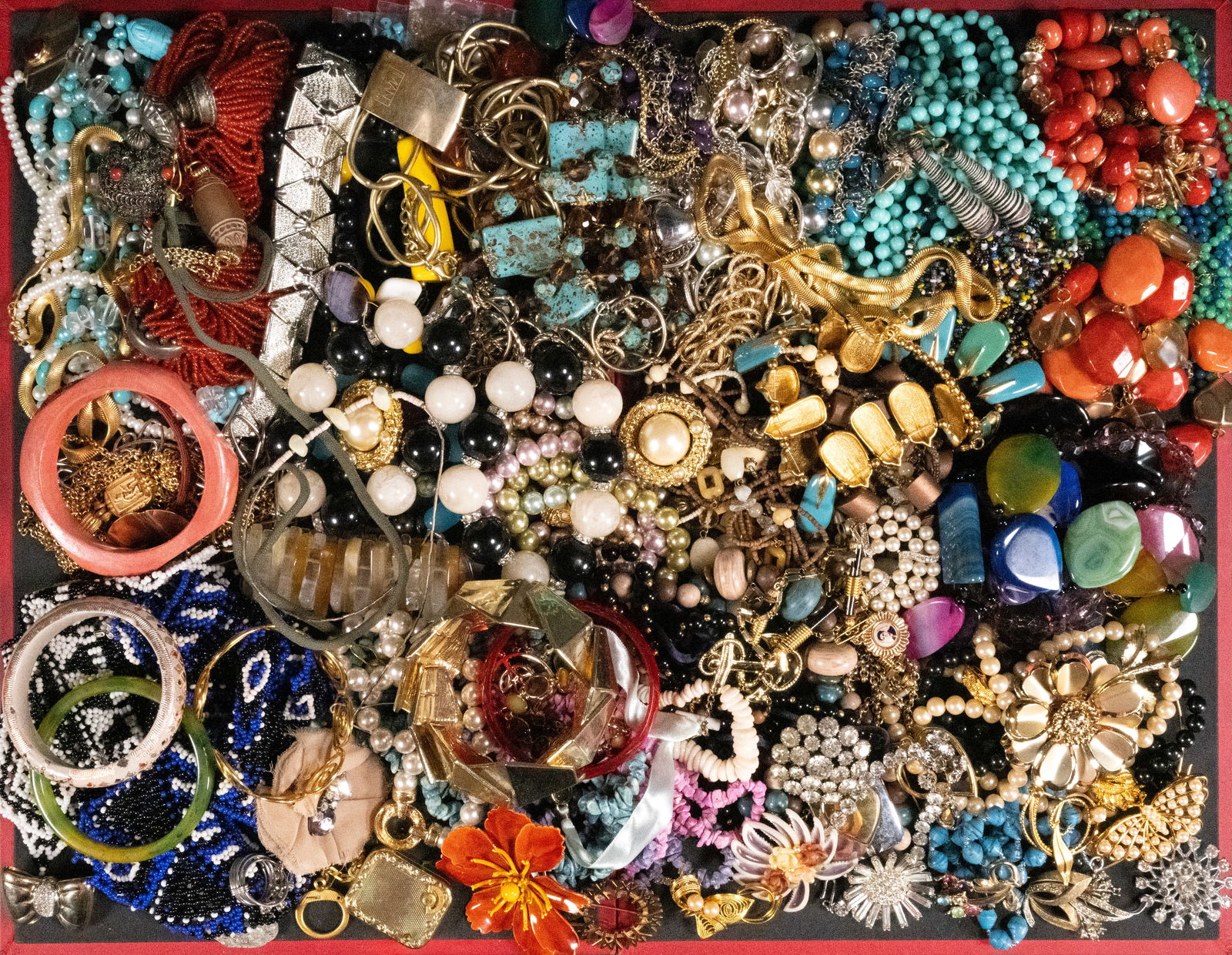 Unsearched Costume Jewelry Lot: Large Costume Jewelry Unsearched Lot May Comprising Necklaces Bracelets Bangles Rings Pins Brooches Earrings Cufflinks Women's Costume etc Some Items May Need Repair While Some Will Not We Cannot Answ
