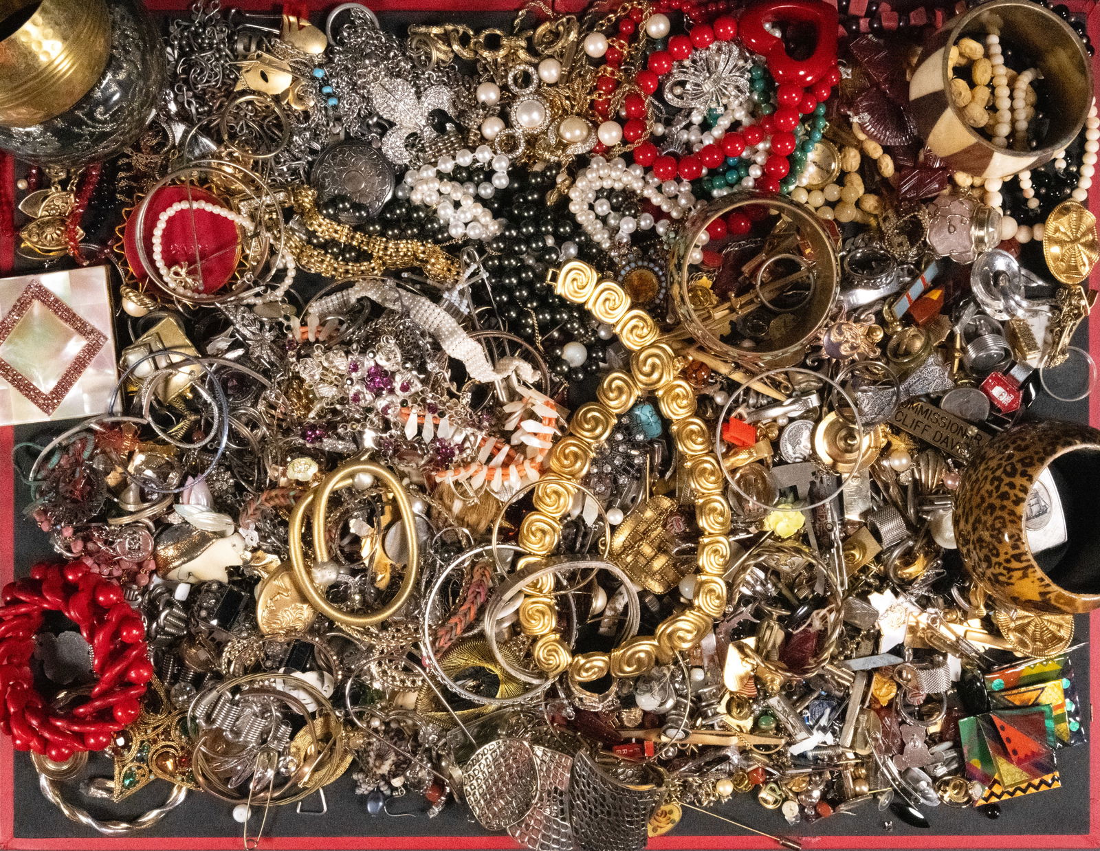Unsearched Costume Jewelry Lot: Large Costume Jewelry Unsearched Lot May Comprising Necklaces Bracelets Bangles Rings Pins Brooches Earrings Cufflinks Women's Costume etc Some Items May Need Repair While Some Will Not We Cannot Answ