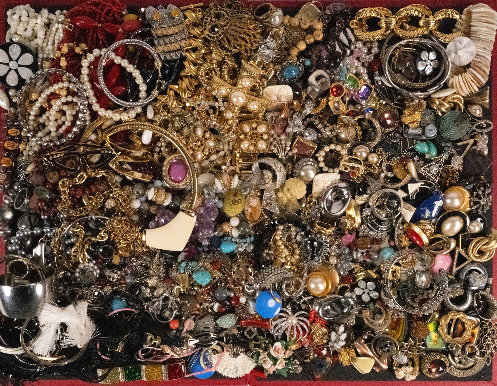 Unsearched Costume Jewelry Lot: Large Costume Jewelry Unsearched Lot May Comprising Necklaces Bracelets Bangles Rings Pins Brooches Earrings Cufflinks Women's Costume etc Some Items May Need Repair While Some Will Not We Cannot Answ