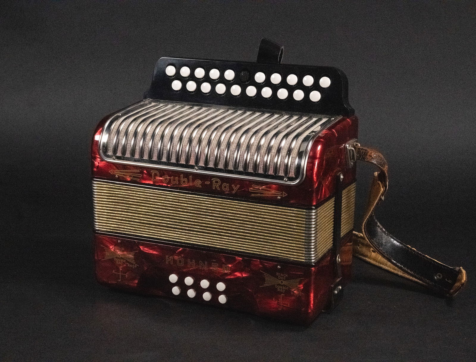 Hohner Double Ray Black Dot Accordion: Hohner Double Ray Black Dot Accordion pre-WW2 Hohner Double Ray Black Dot with original zinc reedplates in the keys of BC. This was made in Germany circa 1938 It has 21 treble buttons and 8 bass butto