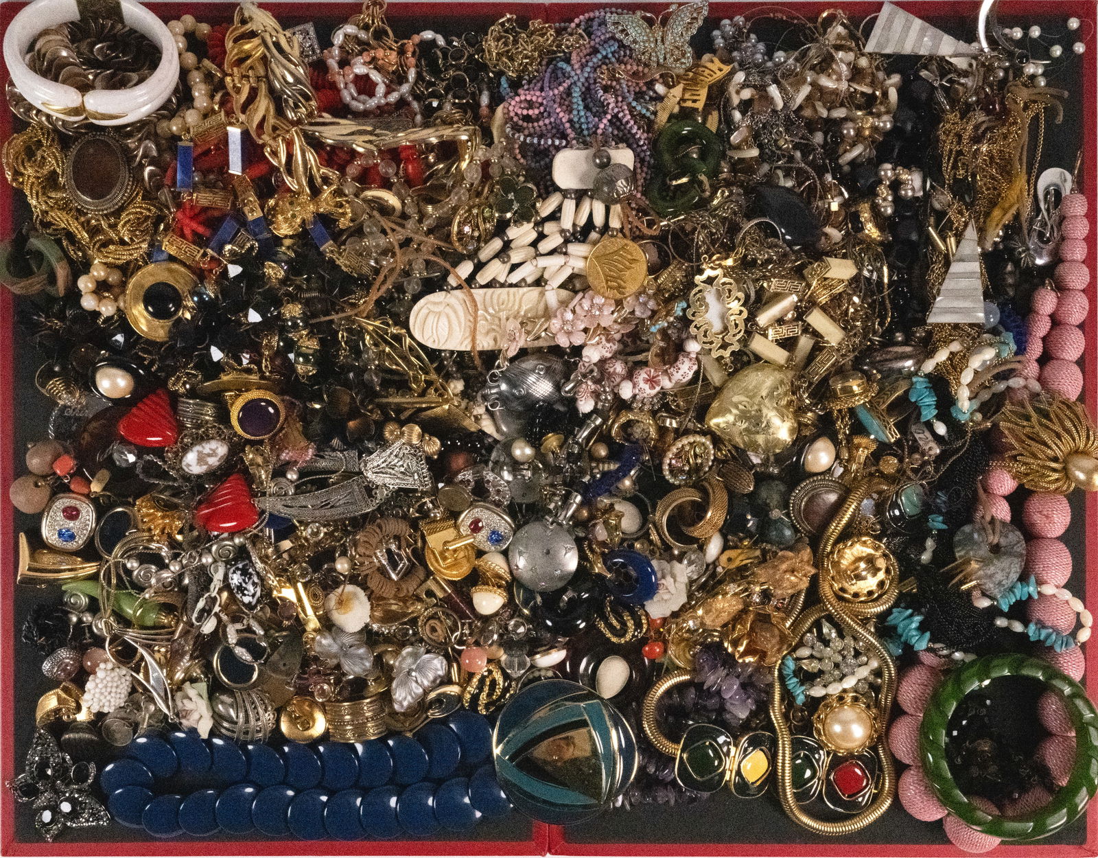 Unsearched Costume Jewelry Lot: Large Costume Jewelry Unsearched Lot May Comprising Necklaces Bracelets Bangles Rings Pins Brooches Earrings Women's Costume etc Some Items May Need Repair While Some Will Not We Cannot Answer Questio