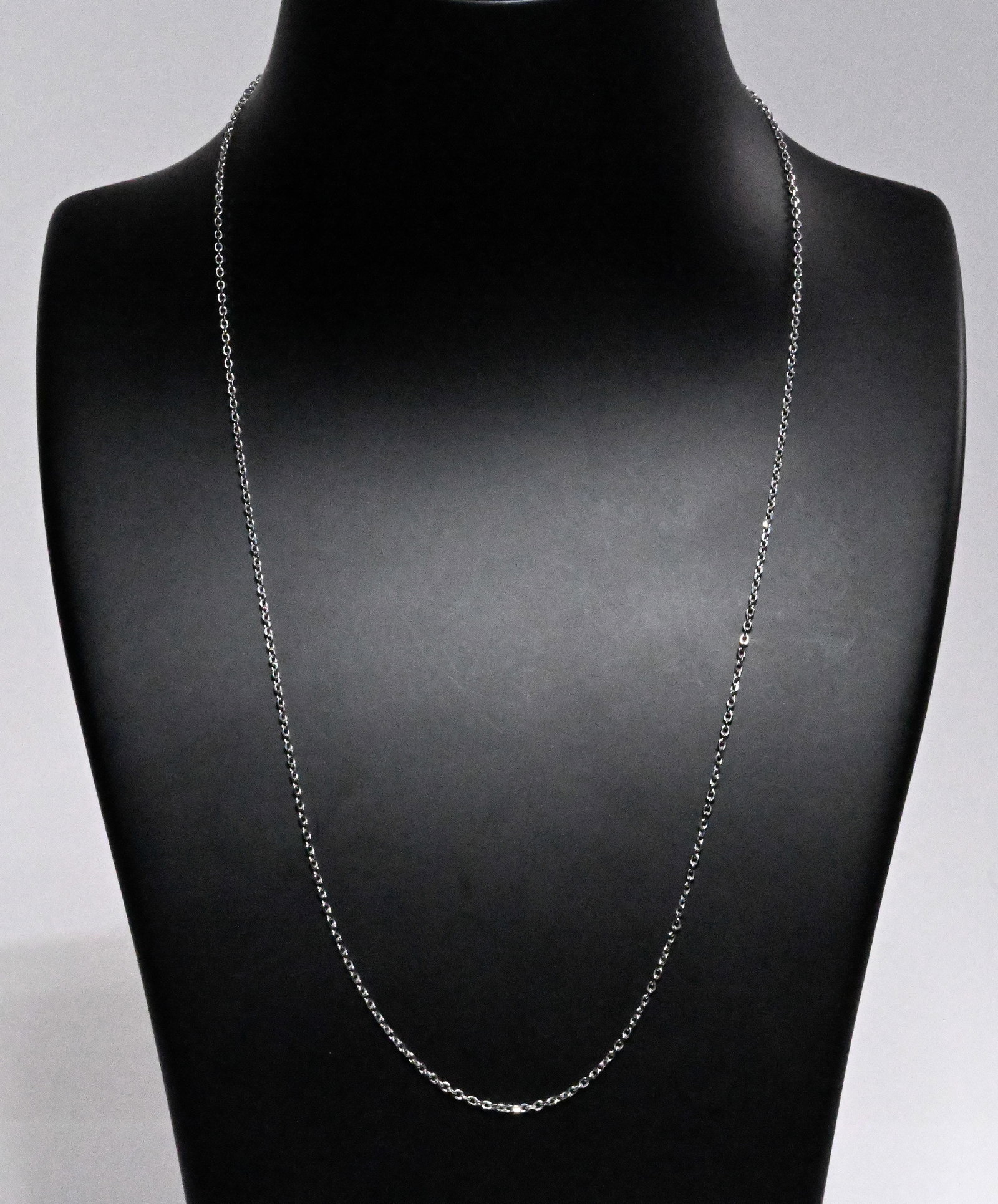 14K White Gold Chain Necklace18"L: 14k White Gold Chain Necklace Lobster Claw Clasp Closure Hallmark to Tag by Clasp: "RC 14KT Indonesia" and to Clasp: "585" Approx: 18"L in Overall Good Condition Please look at Photos Closely Out of a