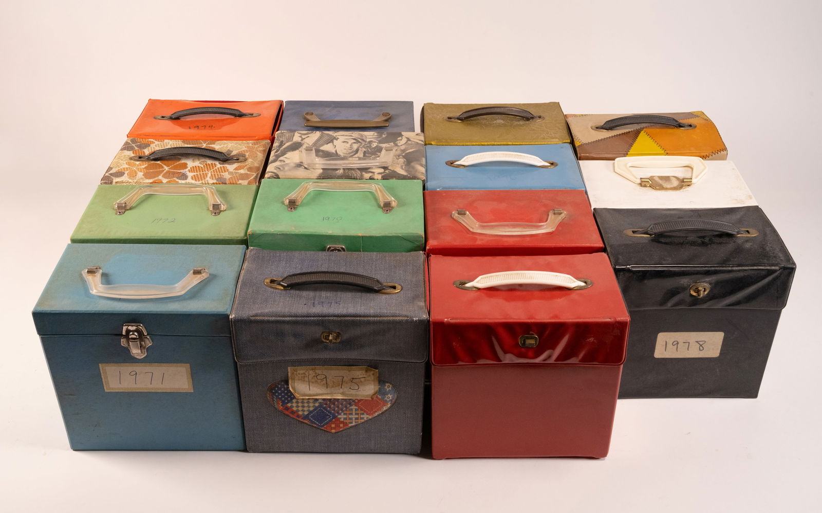 45 (7" 45RPM ) Record JukeBox Fillers 1960s-1970s Large Collection: Large Collection of 45 ( 7" 45 RPM ) Music Records Juke Box Fillers Top Artists Separated By Year in Individual Cases 1960's-1970's Lot includes 745 1960's - 1990's 45 RPM records. Genres include Coun