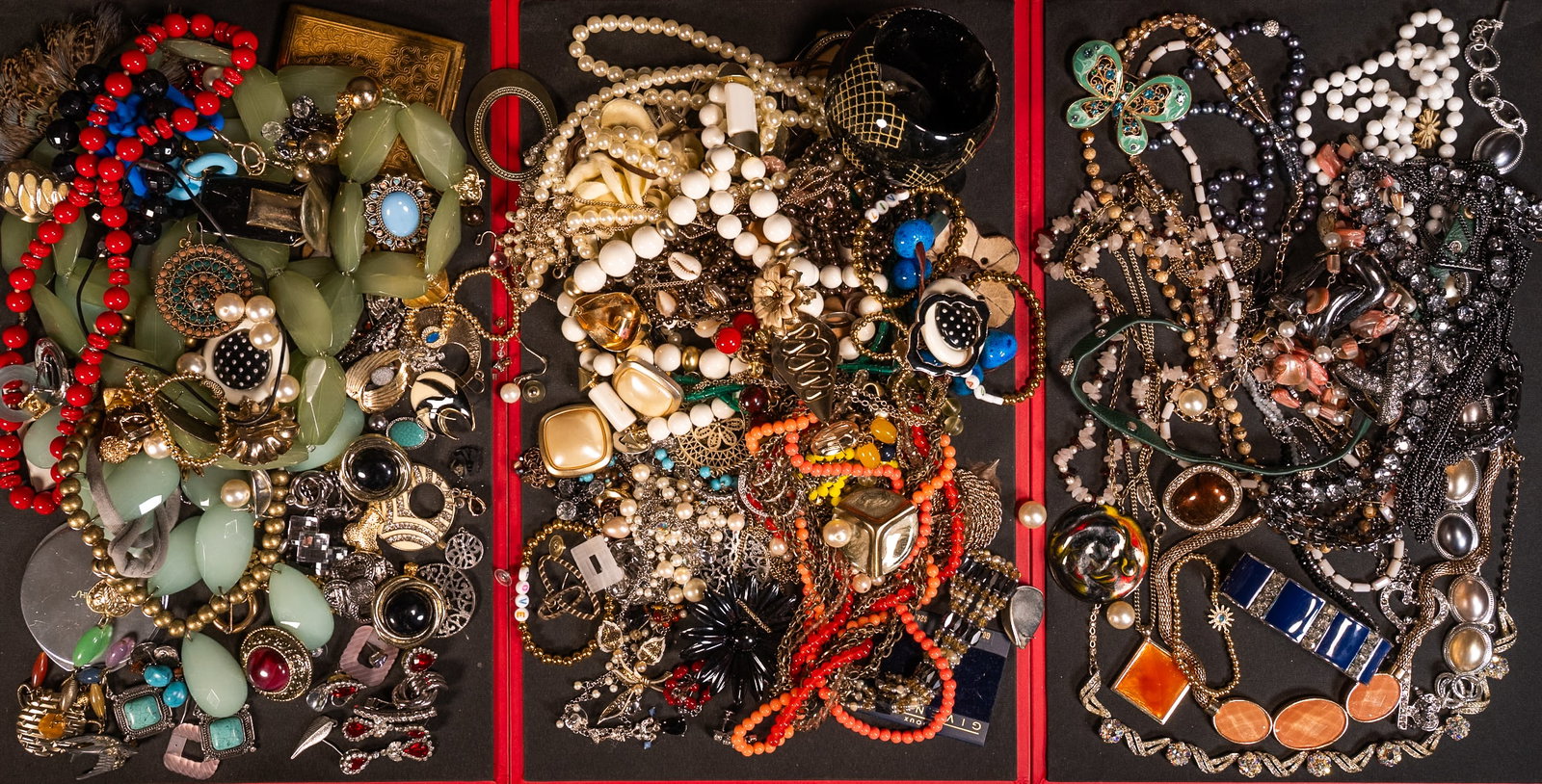Large Costume Jewelry Unsearched Lot: Large Costume Jewelry Unsearched Lot May Comprising Necklaces Bracelets Bangles Rings Pins Brooches Earrings Cufflinks Women's Costume etc Some Items May Need Repair While Some Will Not We Cannot Answ