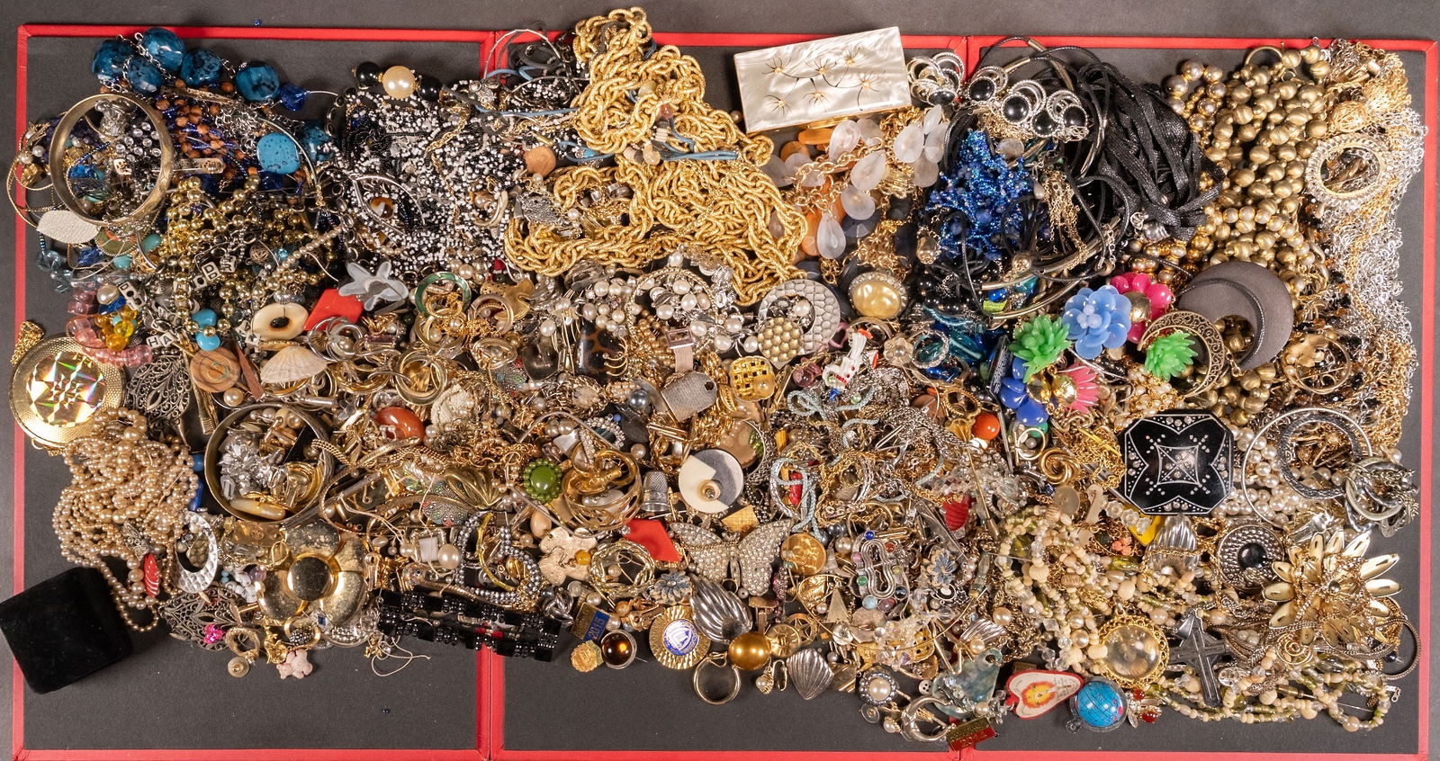 Large Costume Jewelry Unsearched Lot: Large Costume Jewelry Unsearched Lot May Comprising Necklaces Bracelets Bangles Rings Pins Brooches Earrings Cufflinks Women's Costume etc Some Items May Need Repair While Some Will Not We Cannot Answ