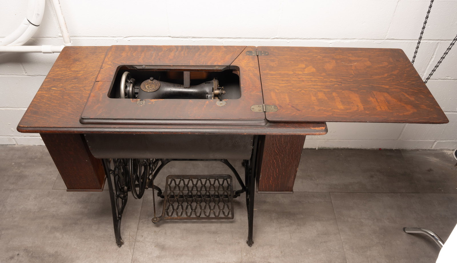 19th c. Singer Treadle Sewing Machine - 13