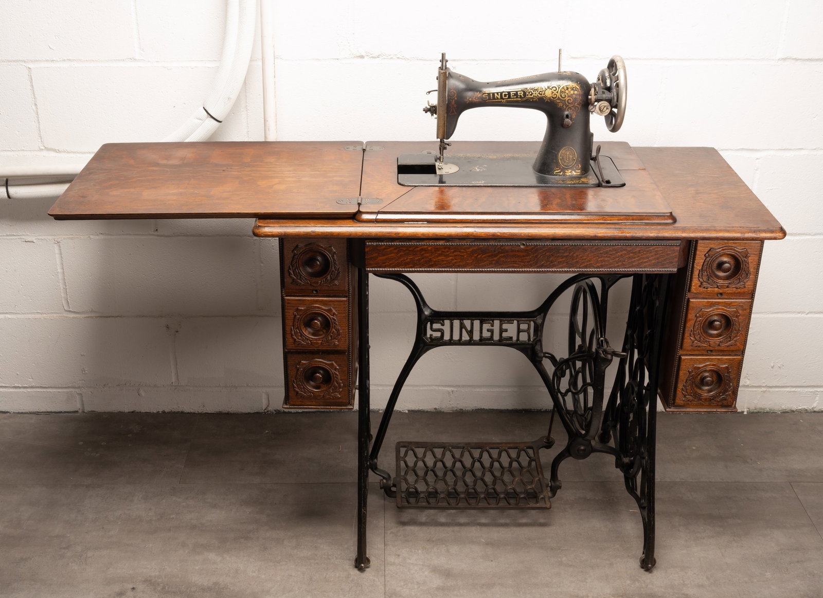 19th c. Singer Treadle Sewing Machine (1 of 16)