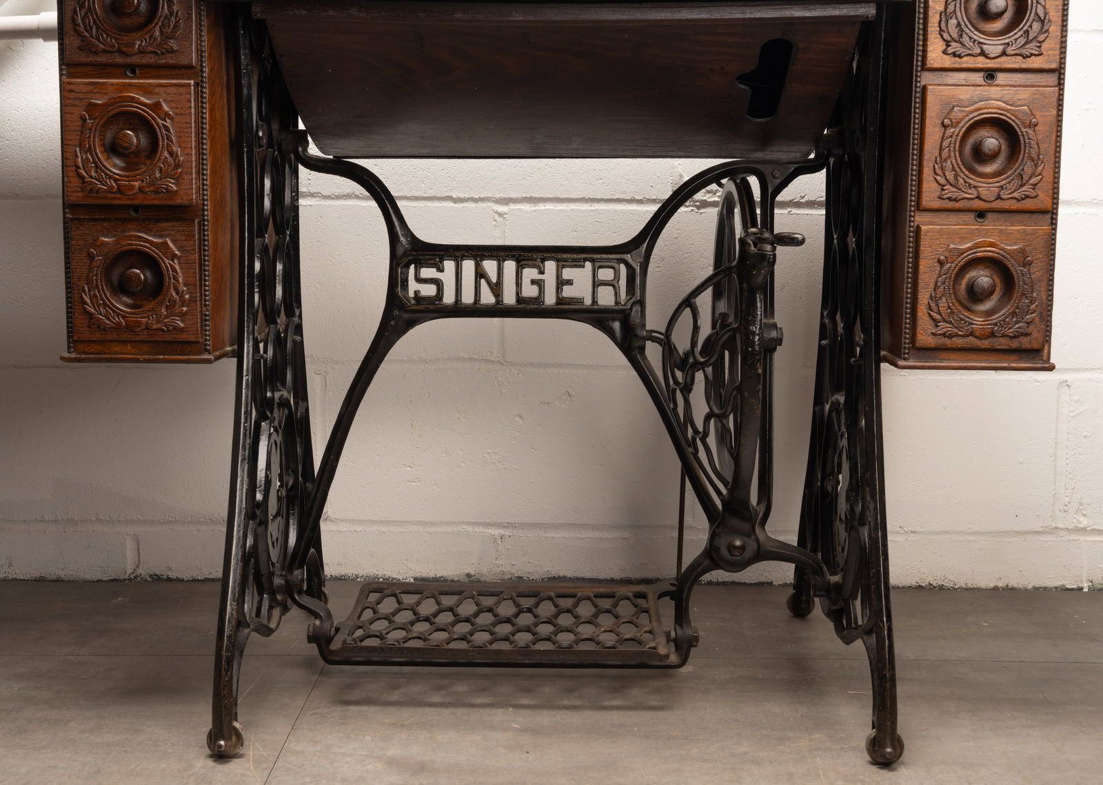 19th c. Singer Treadle Sewing Machine - 6