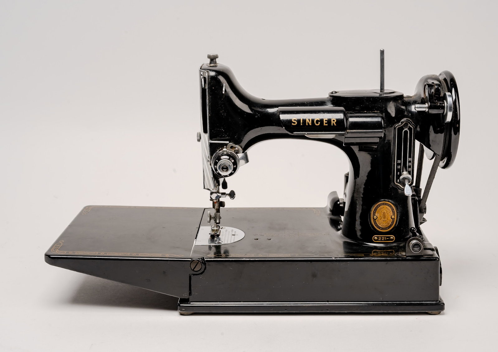 Singer 221-1 Featherweight Sewing Machine in Case - 2