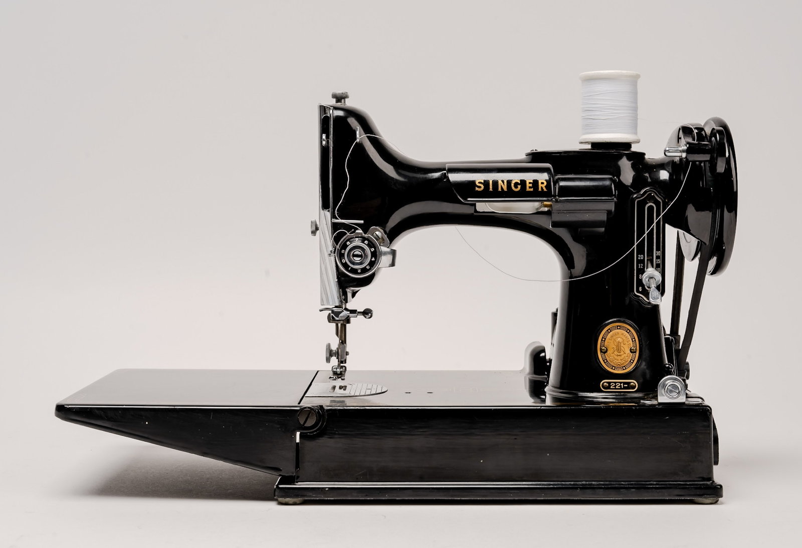 Singer Featherweight 221 Sewing Machine w/ Case - 2