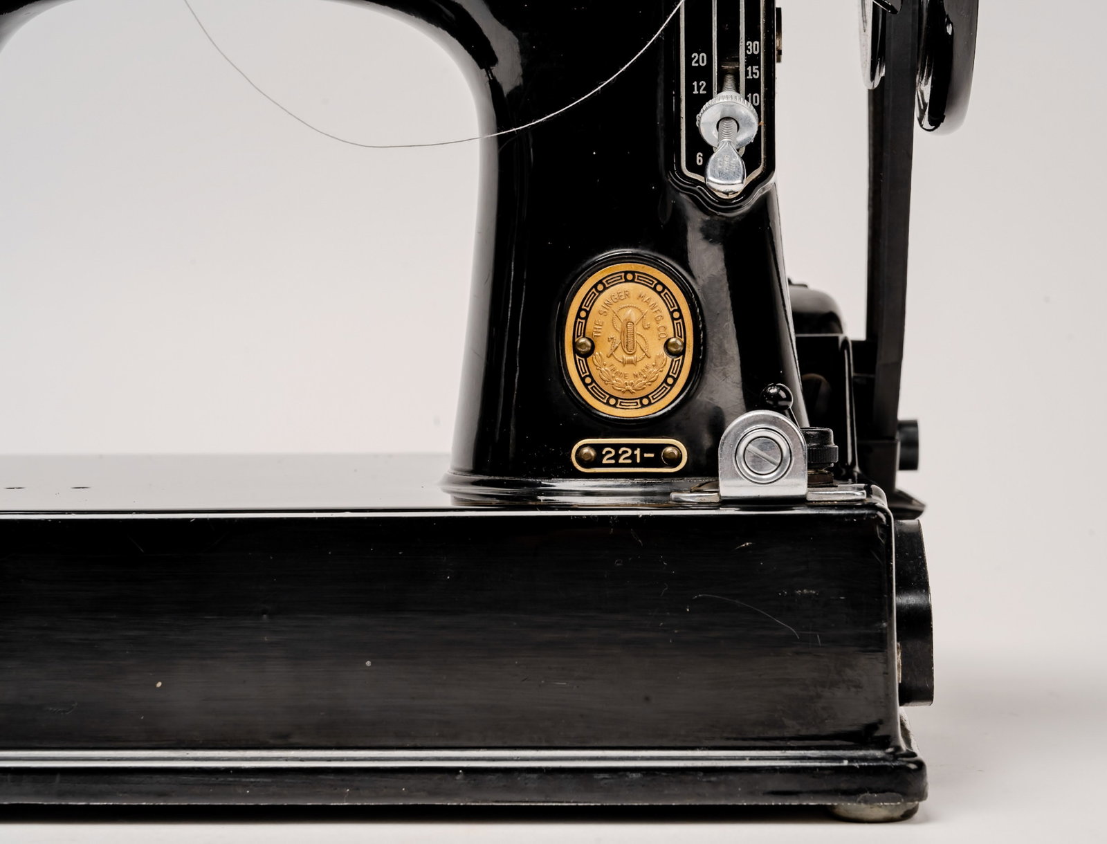 Singer Featherweight 221 Sewing Machine w/ Case - 3