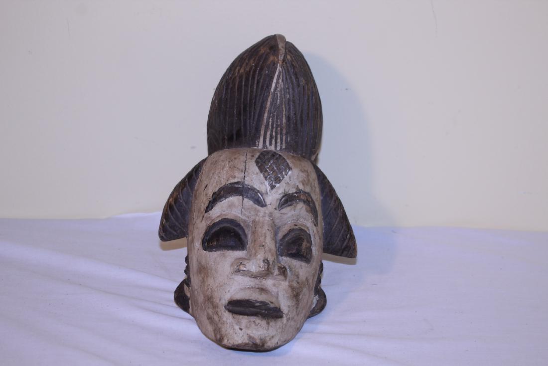 Very early tribal mask: This early mask measures 12” T and has nice old white and brown paint. The overall condition is fine, has some age cracks otherwise in good condition. See all photos. Thank you and good luck