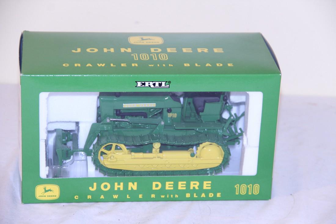 ERTL John Deere 1010 crawler with blade (1 of 6)