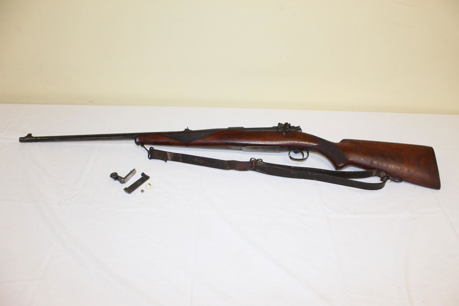 Winchester model 54 Rifle 30-06: This nice rifle has a serial number: 4101. caliber 30-06. clean gun. Original sight is in the box, missing some small screws. Great overall condition with no damage or repairs seen. See all photos for