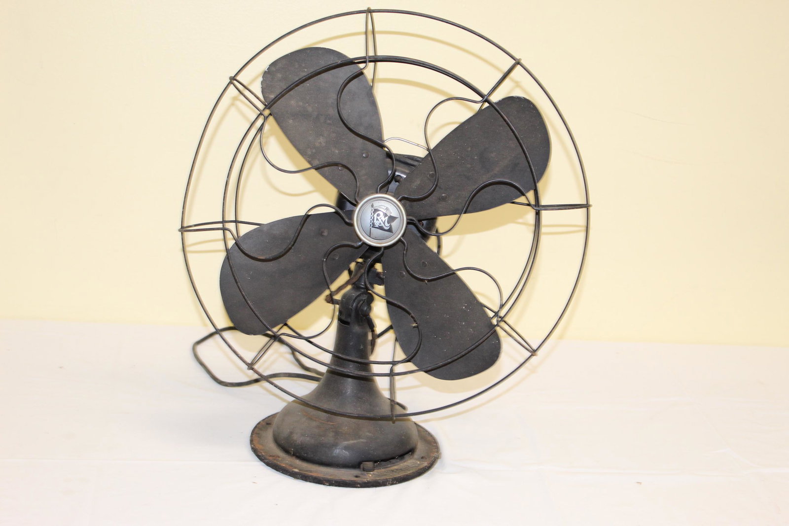 Robbins & Myers Inc. heavy vintage fan: This fan has a plaque labeled Robbins & Myers Inc. Springfield Ohio Made in USA. Serial number M16329. This is complete. Measures 21in T x 18in R on fan face. 9In R on base. Overall in great condition