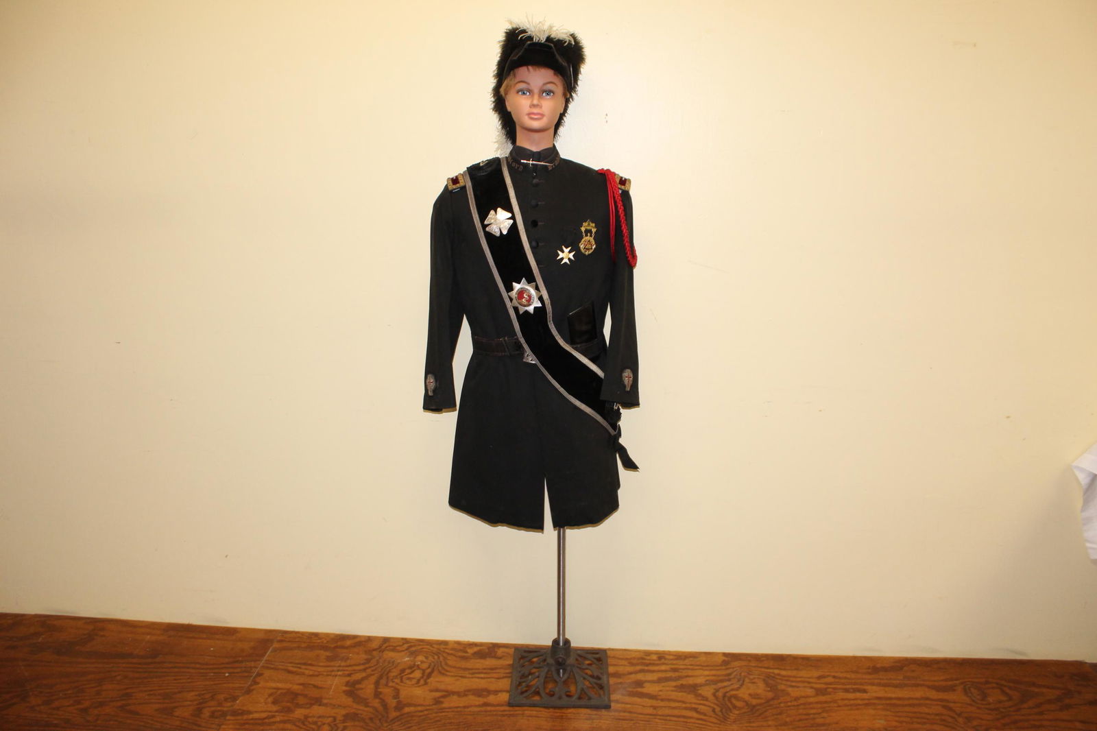 Masonic uniform with paperwork with mannequin: This beautiful uniform is marked Biddeford Maine. Bradford Commandery. Great shape. This is complete with badges and ribbons as well as the hat. This also comes with the Supreme Councils paperwork. Th