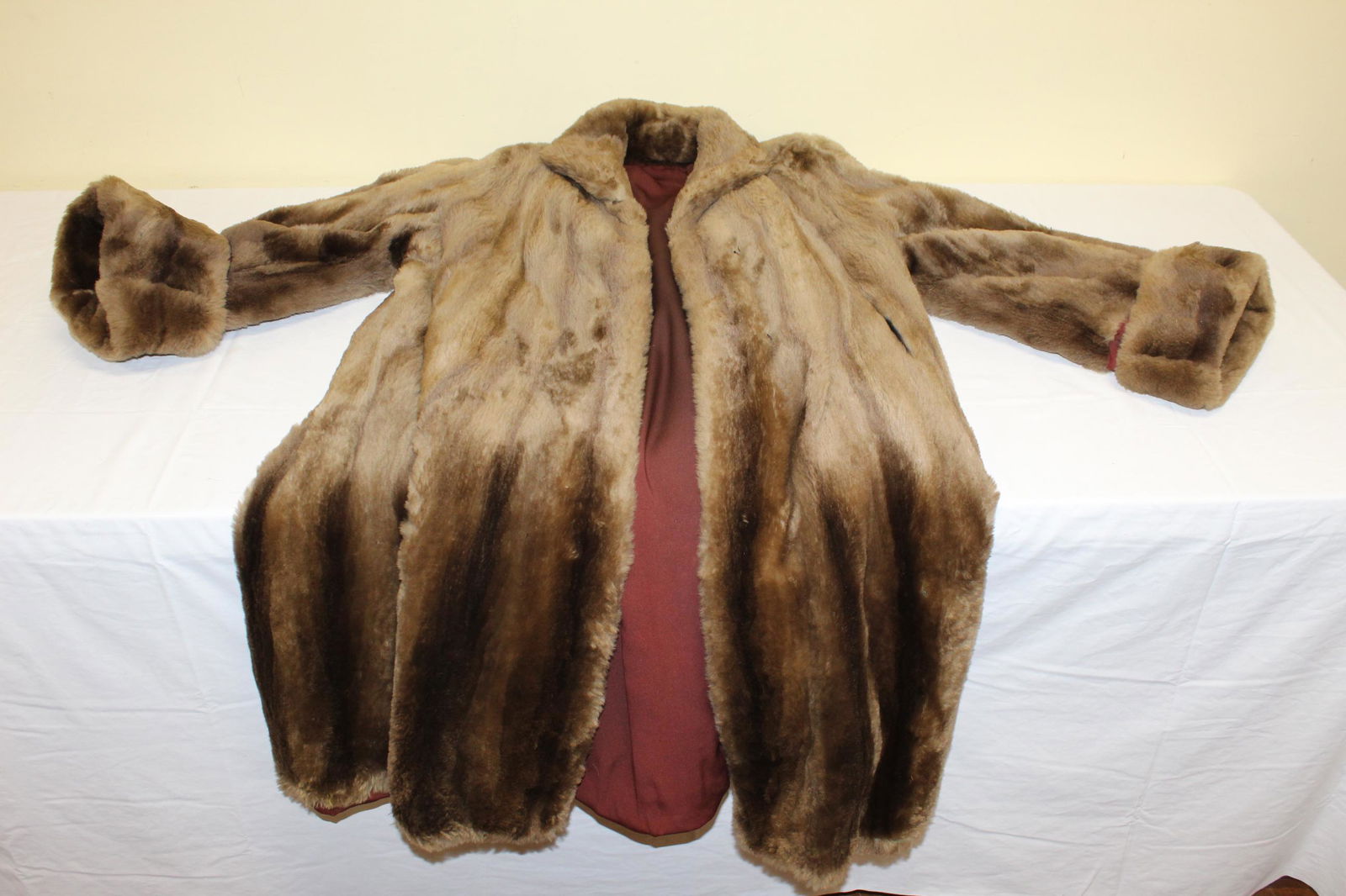Beautiful fur coat: This beautiful fur coat is in excellent condition with no damage or repairs seen. This is monogrammed on the inside JLW. No other markings. I would say this coat is a women large? However unsure as th