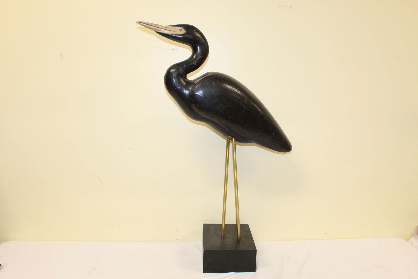 Stoney point decoys bird on stand: This beautiful bird sits on two brass coated legs that stands on wooden block. The wooden block has a emblem on the bottom that reads Stoney point decoys 09011 made in USA. Embossed as well on back Ho
