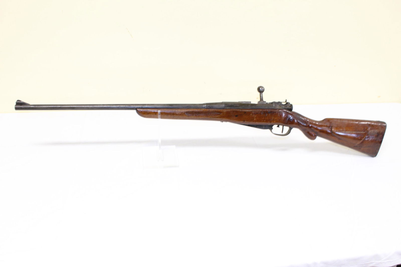 Remington model 1907-15 bolt action rifle: This nice gun is a 8mm caliber bolt action rifle. Serial number unknown. Barrel measures 22in L overall. Some light scratches on the stock otherwise in great overall condition. See all photos for more