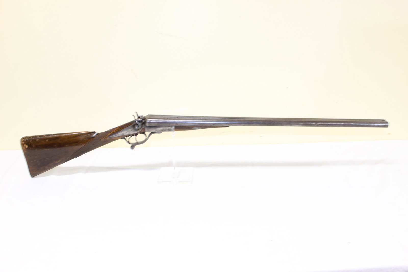 Belgian under lever double barrel 12GA shotgun: This nice antique gun has a serial number: 4815. Barrel measures 28in L overall. Reads on the barrel laminated steel. Some scratches on the butt otherwise this appears in great overall condition. Func