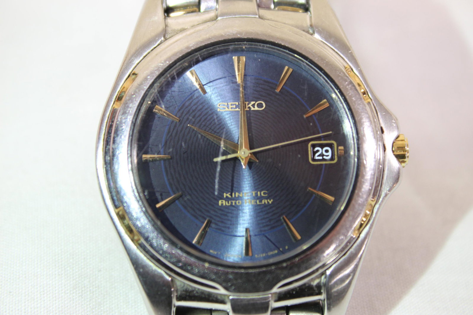 Seiko estate mens watch: This nice estate watch is in great overall condition with no damage or repairs seen. We assume this watch is in working condition. Reads on front Seiko kinetic auto relay. The back reads water resista