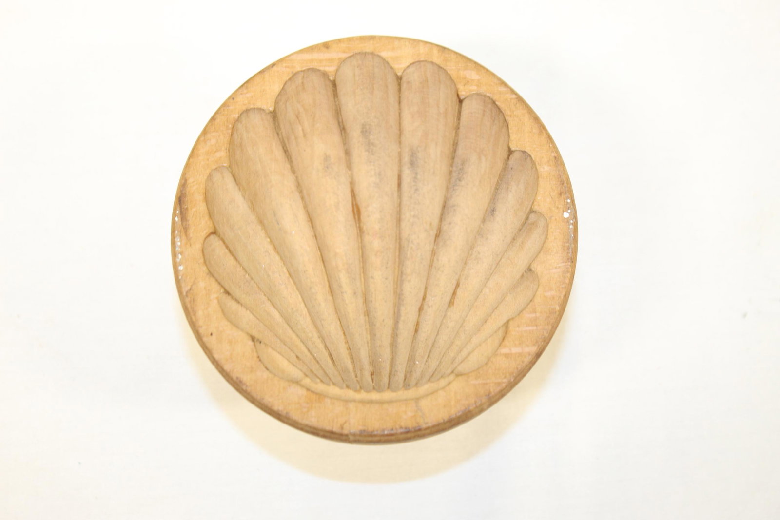 Early wooden seashell butter stamp: This nice early butter stamp features a shell. Butter stamp measures 4in x 4.25in on bottom x 2.5in T overall. This is in great overall condition with no damage or repairs seen. See all photos for mor