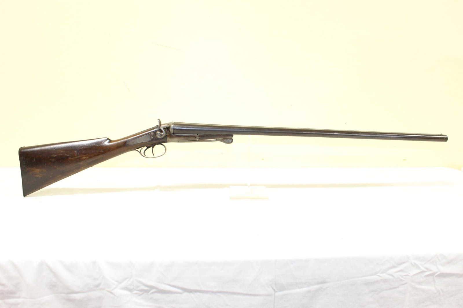 Belgium W. Richards double barrel 12GA shotgun: This nice vintage shotgun has a serial number of 2506Y0499. Cast steel. Barrel is 30in L overall. Double barrel. 12GA. Functions properly. In good overall condition for its age with some wear noticed 