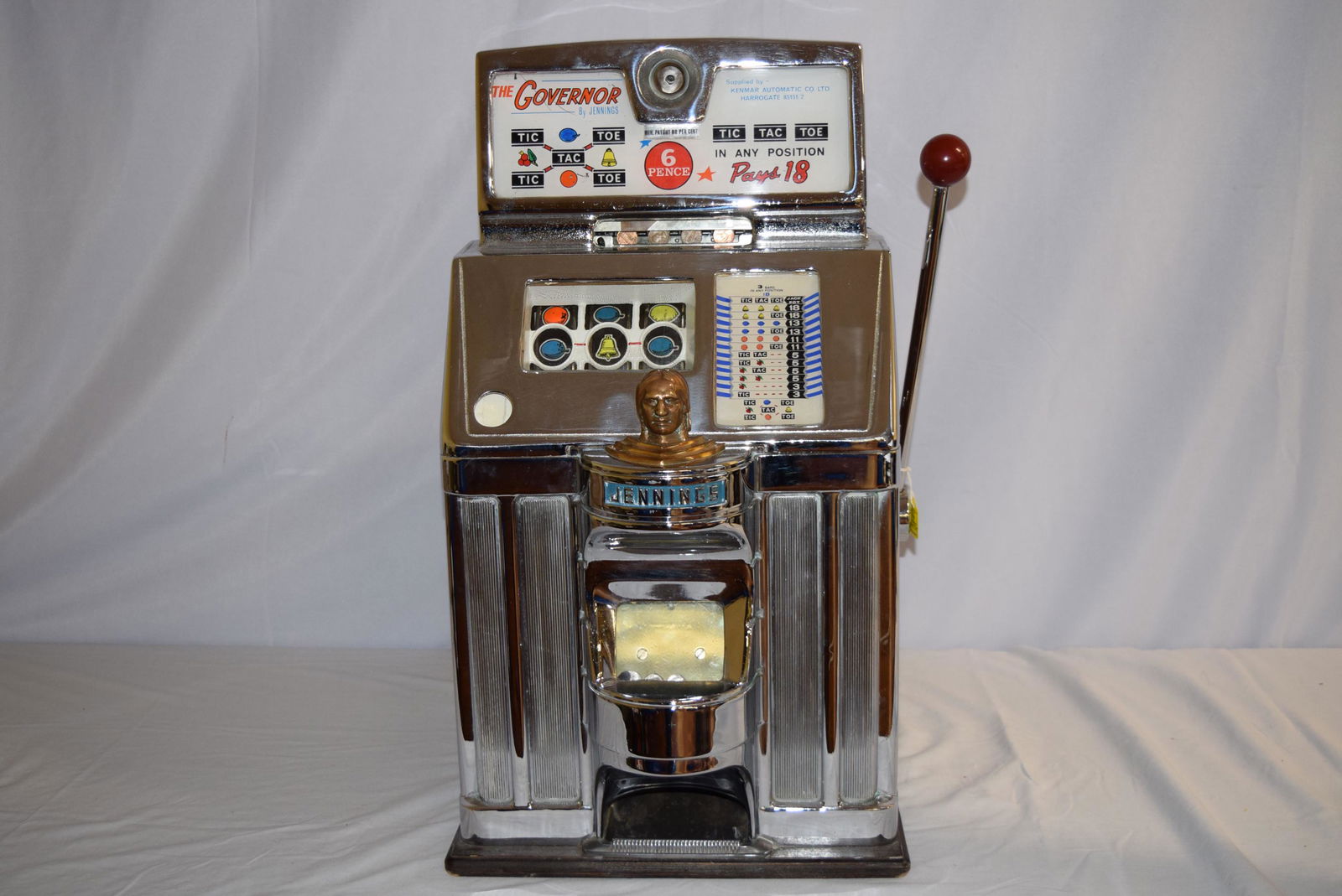 Vintage Jennings Governor Slot Machine: Vintage Governor by Jennings Slot Machine Measures 27in T x 15.25in square. US PAT No. 8. Takes 6 pence however dimes work in this machine. Machine needs dimes to work, when we tried this machine it d