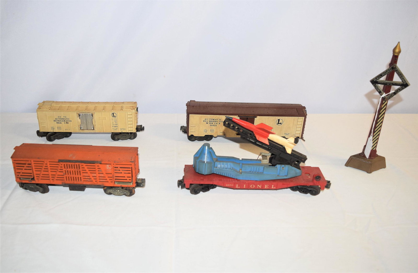 Vintage Lot of Lionel Trains and Accessories: This lot will include; Lionel automatic refrigerated milk car 36621 - missing one door, some rust underneath. Lionel automatic refrigerated milk car 3472. Lionel 3656 Operating Cattle Car - minor rust