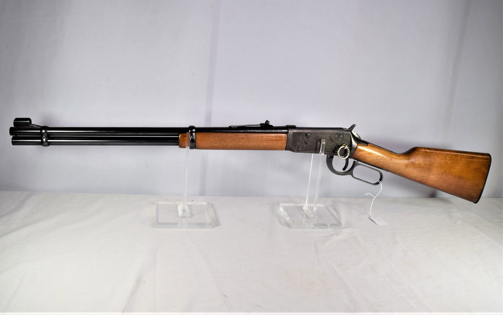 Winchester Model 94 Rifle 30-30 WIN: Winchester Model 94 rifle 30-30 WIN. SERIAL NUMBER: 3080897. Lever action. Some scratches on the stock, normal handling ware, nothing major. Barrel measures 20in L. Bore in good condition. Features ni