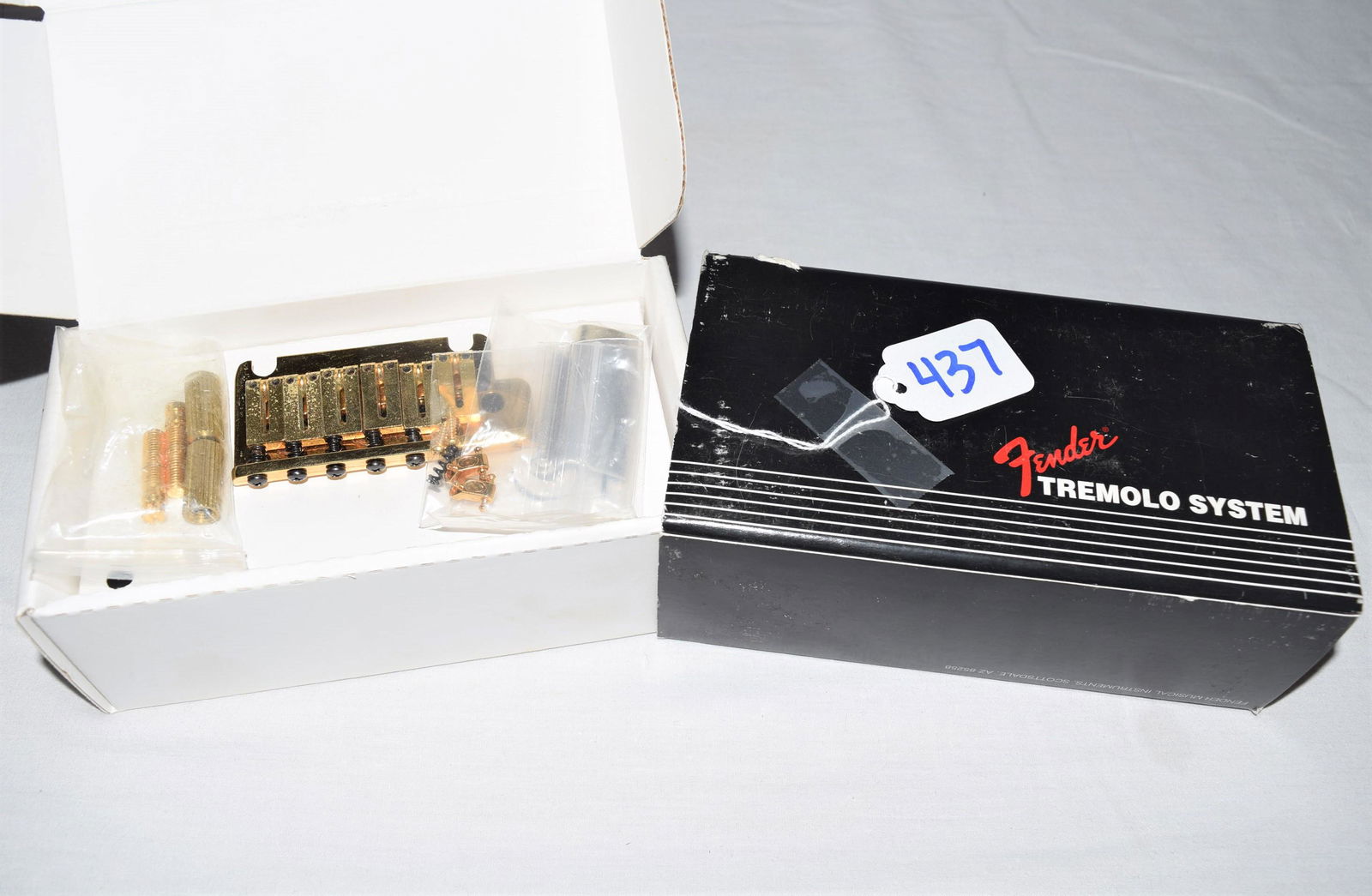 Fender Strat American Standard Tremolo System Gold (1 of 5)