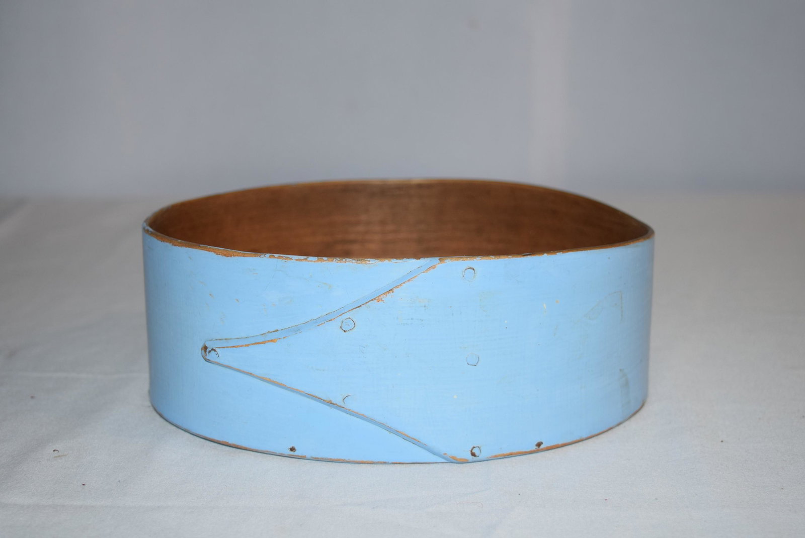 Vintage Blue Shaker Oval Box: Vintage Blue Shaker Oval Box that measures approx. 5.5 W x 7.25in L x 2.5in T overall. No cover. One finger, light paint chipping, overall in great condition. Displays nicely. Would make a great addit