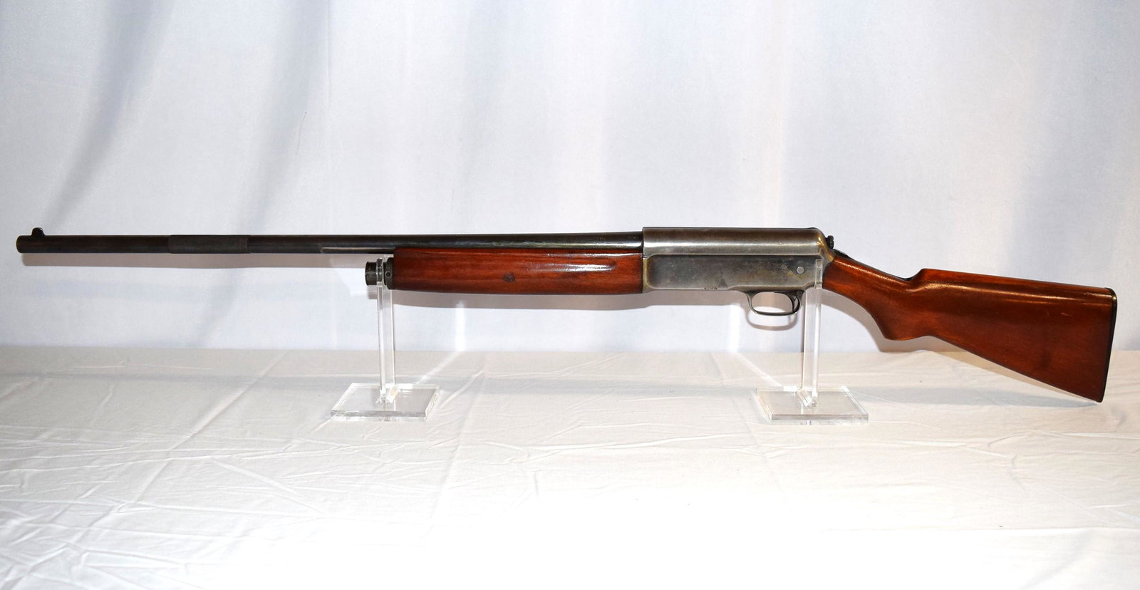 Winchester Model 1911 Shotgun 12 GA: Winchester Model 1911 SL Shotgun 12 GA. Barrel length: 28in L. SN: A 38583. Full choke, widow maker. Photos show all. As always please see all photos for more detail. Firearm appears to function as it