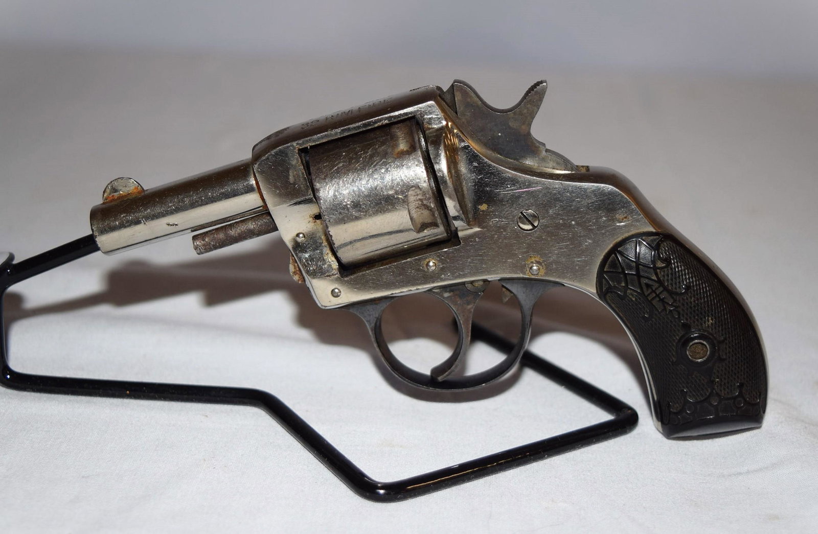 Victor .32 Rim Fire Revolver: Victor .32 Rim Fire Revolver. Plastic Pistol Grips. Serial Number: 30376. Some wear can be seen on the firearm, as shown in photos. Firearm appears to function as it should, no issues known to auction