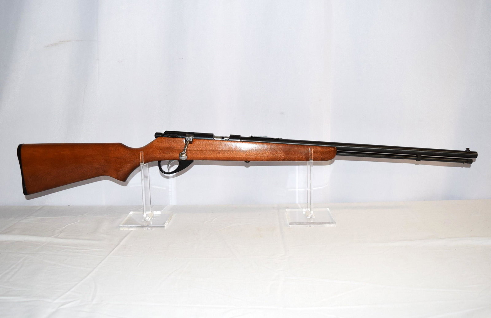 Sears, Roebuck and Co Mod 43-103 .22 CAL SL & LR: Sears, Roebuck and Co Mod 43-103 .22 CAL SL & LR Bolt Action Rifle. Barrel: 22 Inches. Beautiful wood stock and forestock. Firearm appears to function as it should, no issues known to auction house. F