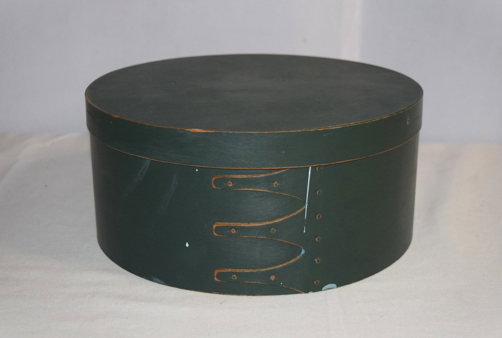 Vintage Four Fingered Pantry Box: Vintage Four Fingered Pantry Box in green paint. Minor paint loss/chips, otherwise appears to be in good condition consistent with age and use. Great for storage and display. Measures approximately 4.