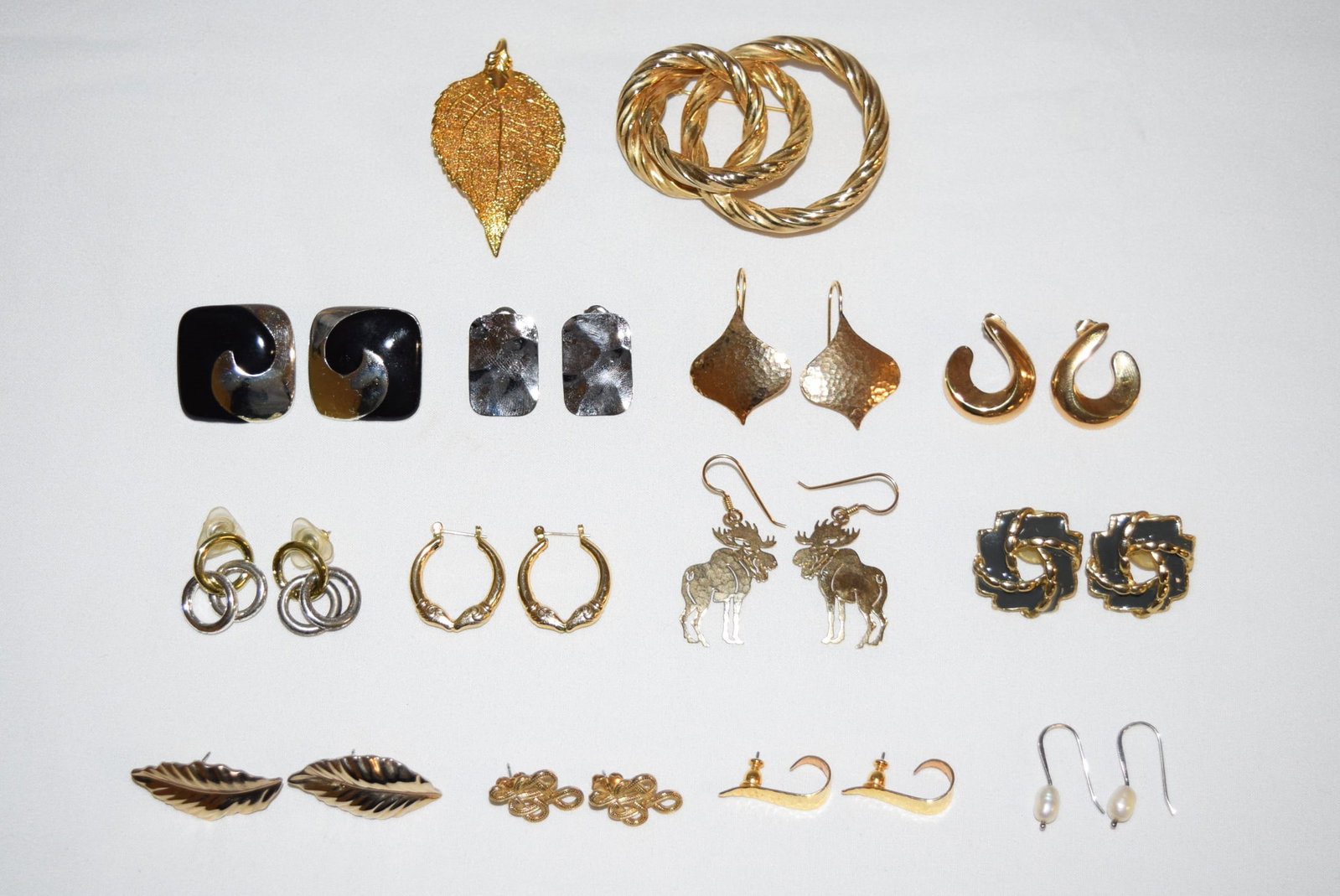 Large Lot of Costume Jewelry Pins, Pendants and Earrings: Large Lot of Costume Jewelry Pins, Pendants and Earrings. This large lot includes twelve pairs of stud and dangle earrings, one leaf pendant and a interlocking circle pin. Great variety jewelry lot to