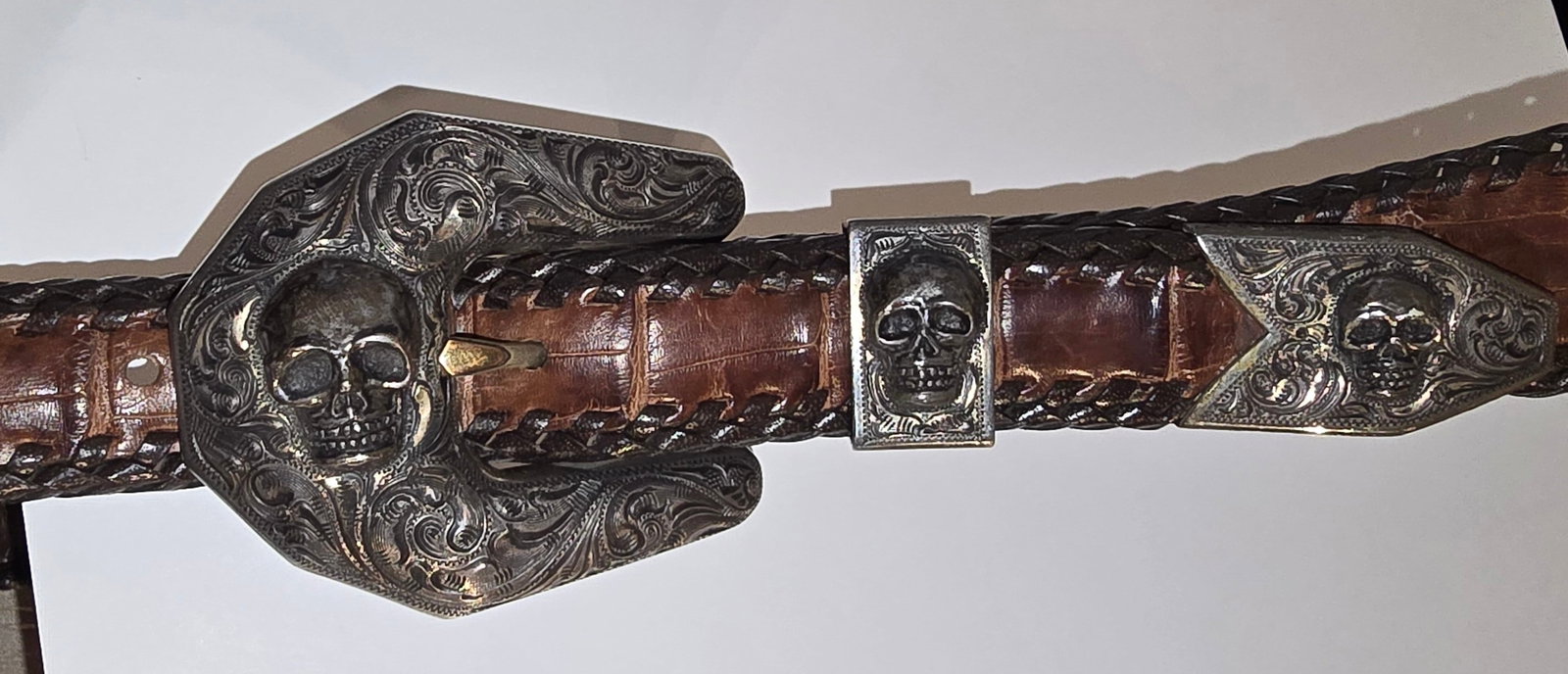Silver King Sterling 14k Gold Skull Belt Set: A men's designer 3-piece sterling silver belt buckle set with a 14k gold tongue accent and a custom alligator strap, manufactured by Silver King. TECHNICAL & MATERIAL DATA: The hand-engraved .925 ster