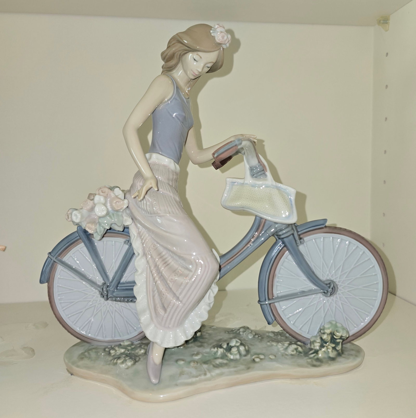 Lladró #5272 Biking in the Country Figurine: ITEM DESCRIPTION Title: Biking in the Country Maker: Lladró, Spain Model Number: #5272 Designer: José Roig Retired Lladró glazed porcelain figurine depicting an elegantly dressed young woman r