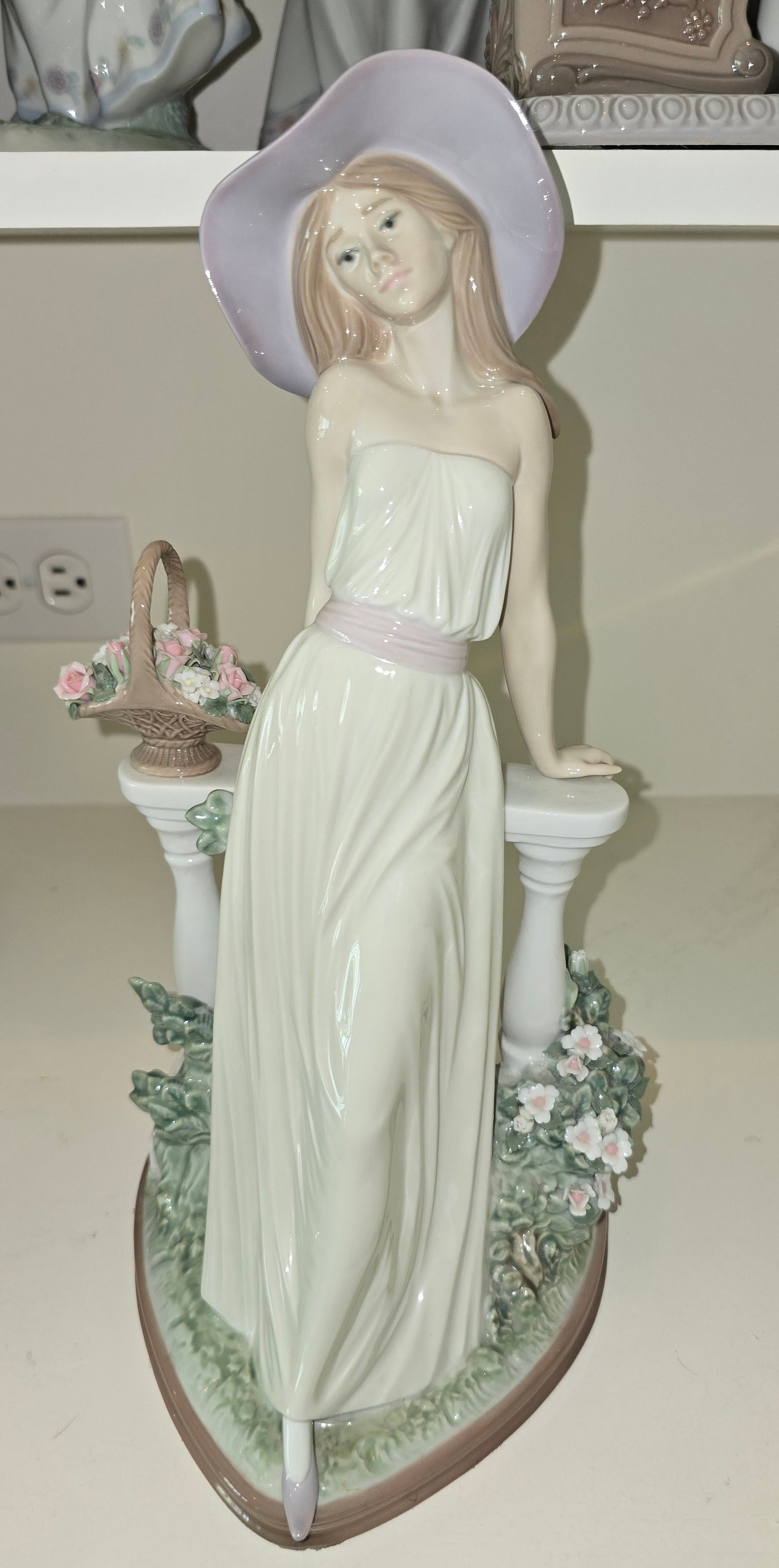 Lladró #5378 Time for Reflection Figurine: ITEM DESCRIPTION Title: Time for Reflection Maker: Lladró, Spain Model Number: #5378 Sculptor: José Puche Retired Lladró porcelain figurine depicting an elegant young woman in a flowing gown and