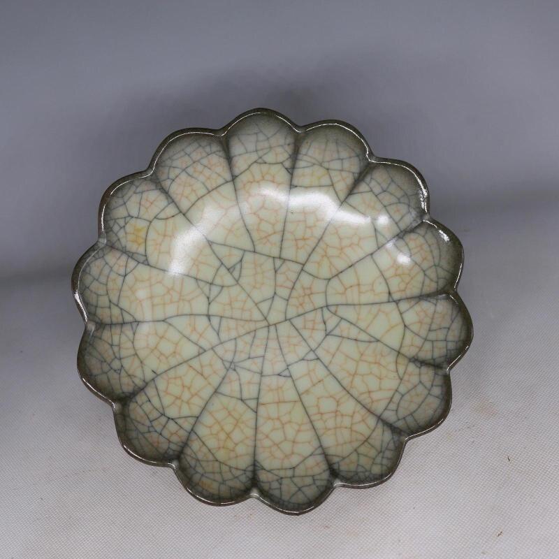 A WHITE CRACKLE MELLOW SHAPED BOWL MING DYNASTY.: WIDTH 20.5/CM HEIGHT 5/CM