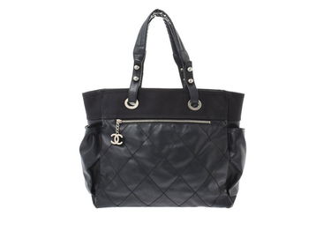 A BLACK CHANEL LEATHER BAG.
